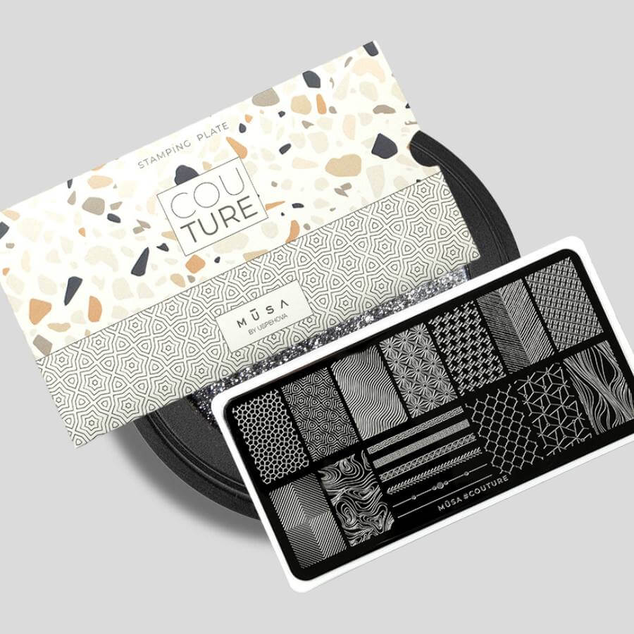 Placa Stamping Couture de MŪSA NAILS SPAIN para nail art, ideal para diseños geométricos y abstractos