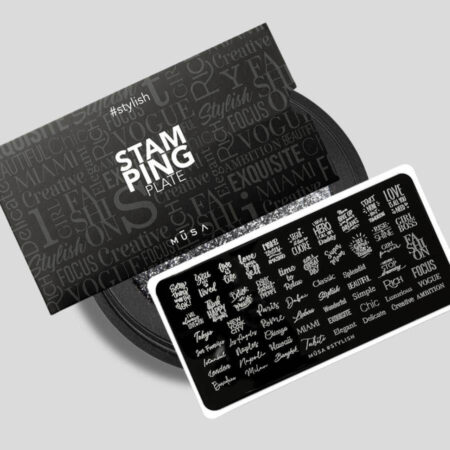 Placa Stamping Stylish de MŪSA NAILS SPAIN para nail art, ideal para frases inspiradoras y nombres de ciudades