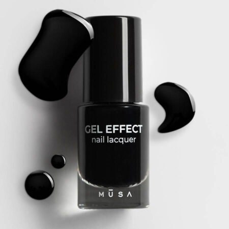 Esmalte Gel Effect 24 - Negro de Musa Nails en frasco de vidrio reciclable, mostrando su acabado brillante y profundo.