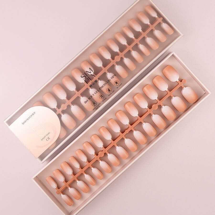 Press On Tips Simply Musa Baby Boomer para una manicura natural y elegante, con efecto degradado de nude a lechoso.