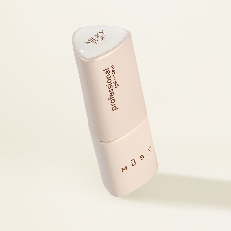 Base en gel de un elegante tono blanco lechoso, autonivelante y flexible, que se retira tanto con lima como con el método «soak off».