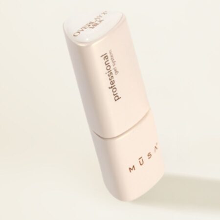 Base en gel de un elegante tono rosa natural, autonivelante y flexible, que se retira tanto con lima como con el método «soak off».