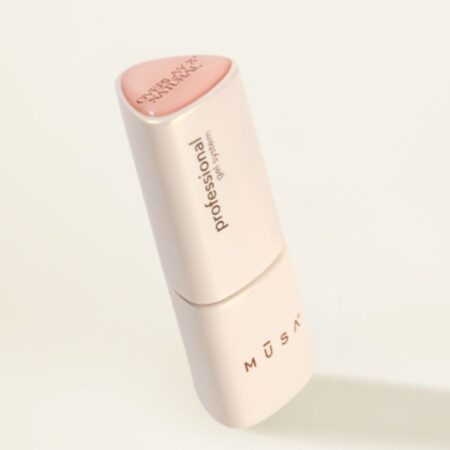 Base en gel de un elegante tono rosa natural, autonivelante y flexible, que se retira tanto con lima como con el método «soak off».