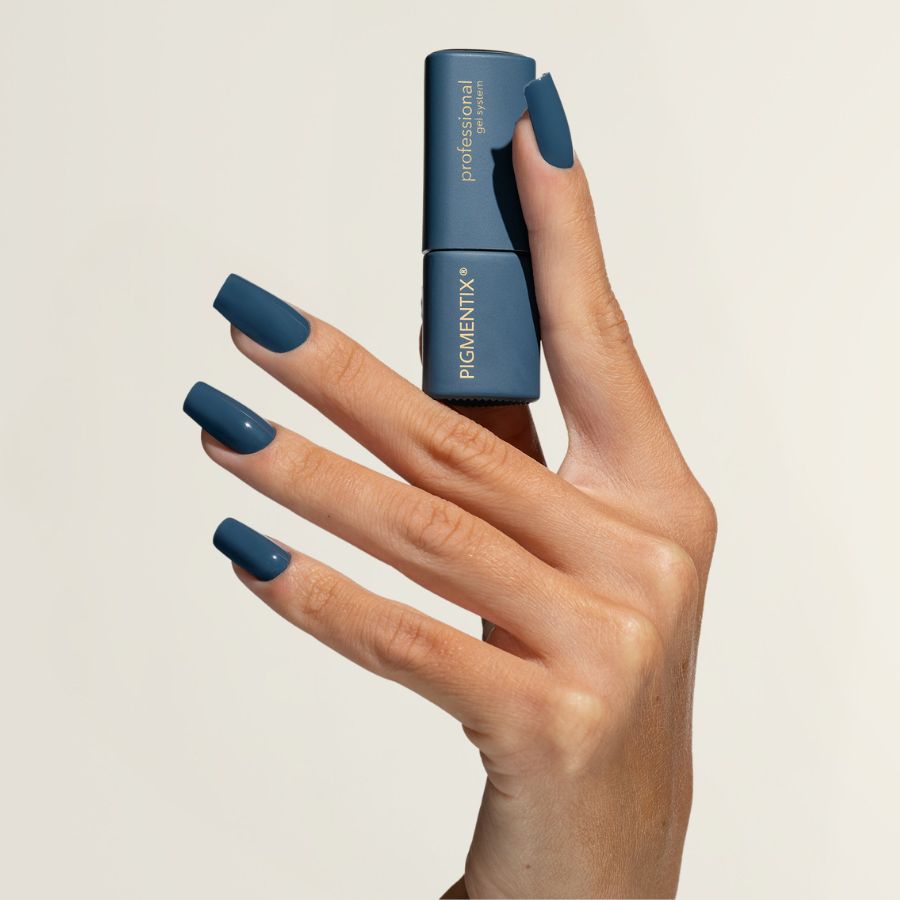 semipermanente-pigmentix-denim-8-ml-musa-envase-mano Pigmentix® Esmalte Semipermanente Denim 037 – Azul Denim Ultra Pigmentado