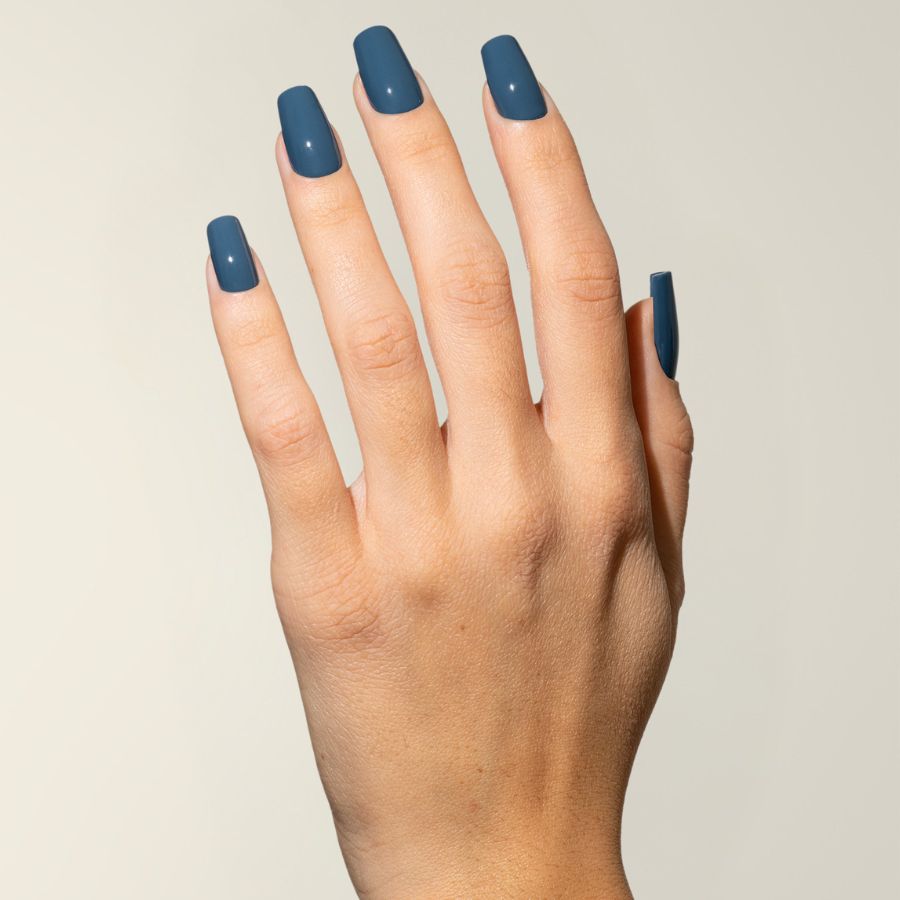 semipermanente-pigmentix-denim-8-ml-musa-mano-centrada Pigmentix® Esmalte Semipermanente Denim 037 – Azul Denim Ultra Pigmentado