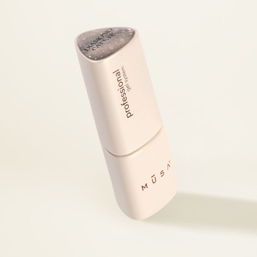 Cat Eye Diamond Gel Polish 8 ml mostrando efecto ojo de gato brillante e iridiscente en uñas