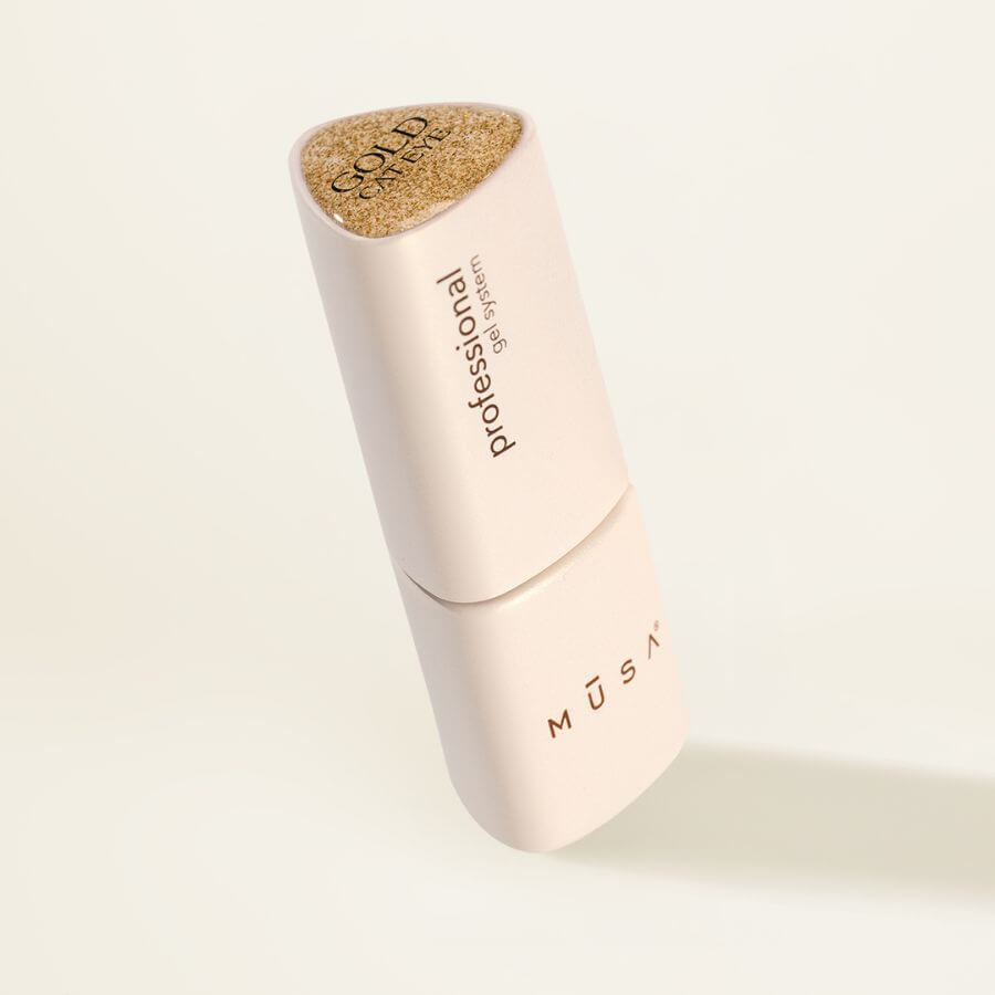 Cat Eye Gold Gel Polish 8 ml mostrando efecto Occhi di Gatto dorado y reflejos cangiantes en uñas