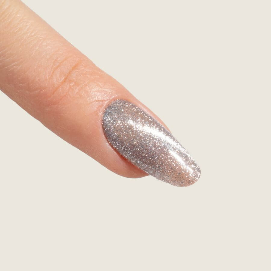 Cat Eye Silver Gel Polish 8 ml mostrando efecto Occhi di Gatto brillante y reflejos cangiantes en uñas