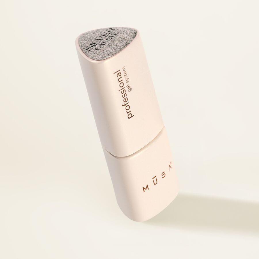 Cat Eye Silver Gel Polish 8 ml mostrando efecto Occhi di Gatto brillante y reflejos cangiantes en uñas