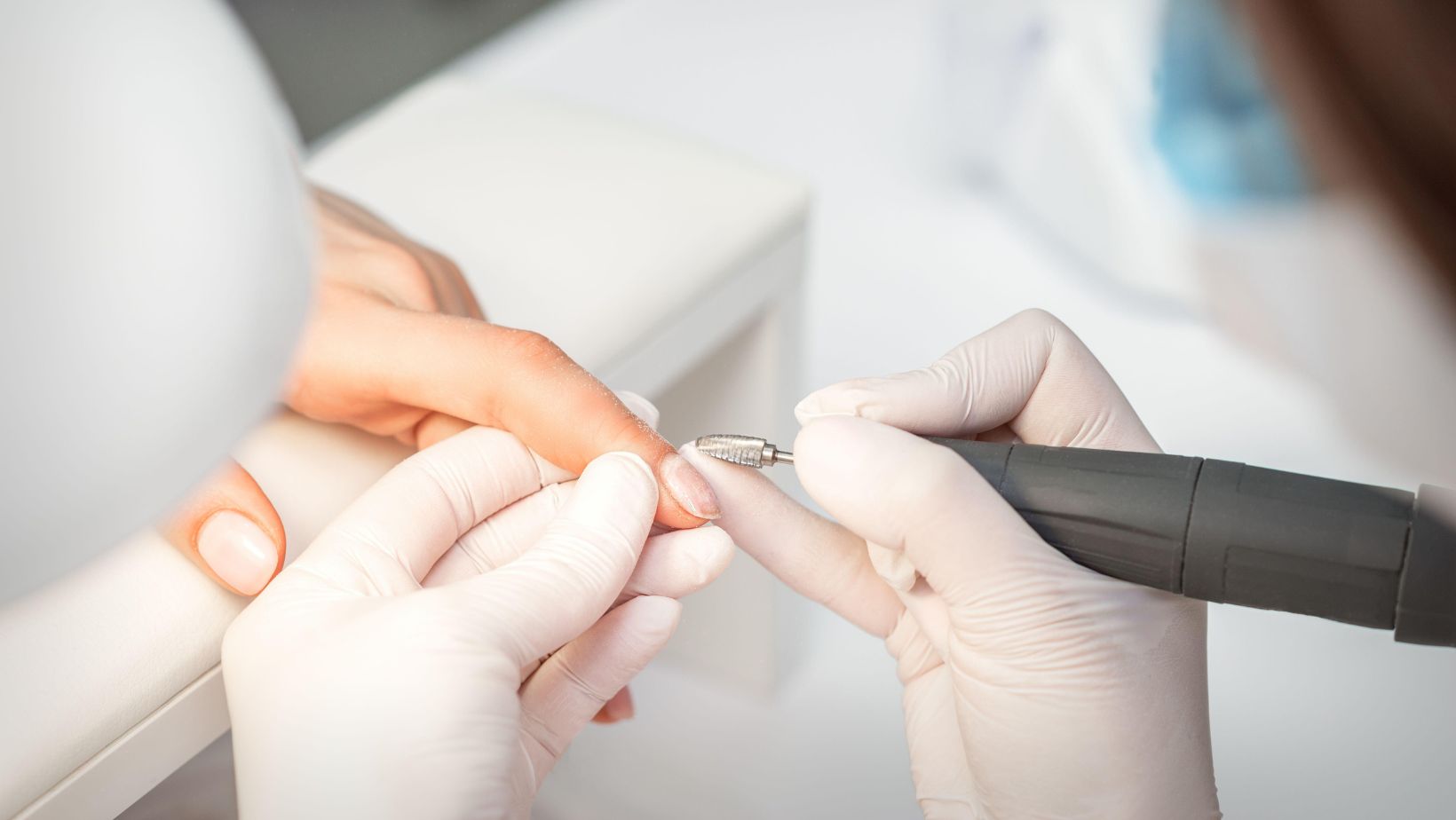 Retirar con torno esmalte semipermanente de manera profesional