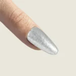 MUSA Starry 04, gel semipermanente glitter platino, aplicado en uña, Musa Nails