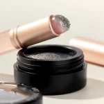 Detalle del pincel de silicona aplicando pigmento glitter en uñas
