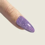 Diamond Flash 06, esmalte semipermanente glitter morado, aplicado en uña, Musa Nails