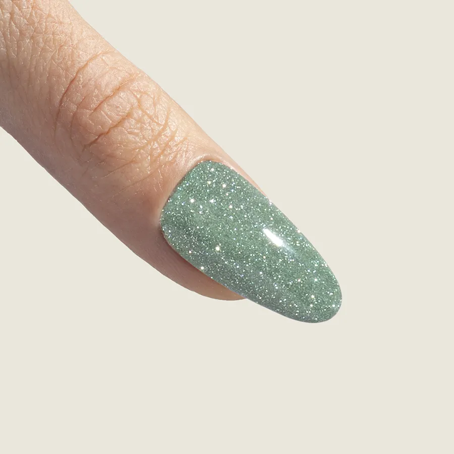 Diamond Flash 10, esmalte semipermanente glitter verde agua, aplicado en uña, Musa Nails