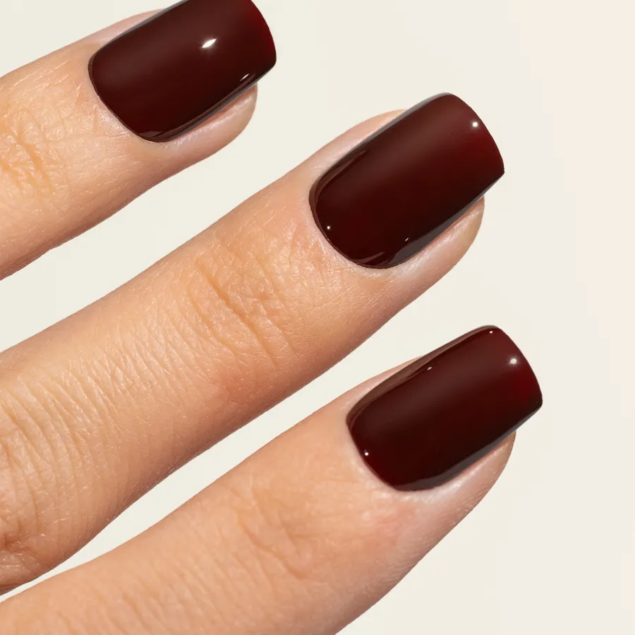manicura profesional con esmalte semipermanente bordeaux Dark Ruby