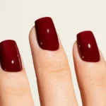 manicura profesional con esmalte semipermanente bordeaux Garnet