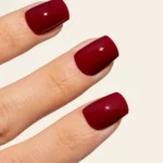 manicura profesional con esmalte semipermanente bordeaux Plum Purple