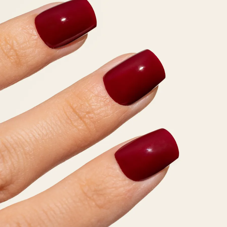 manicura profesional con esmalte semipermanente bordeaux Plum Purple