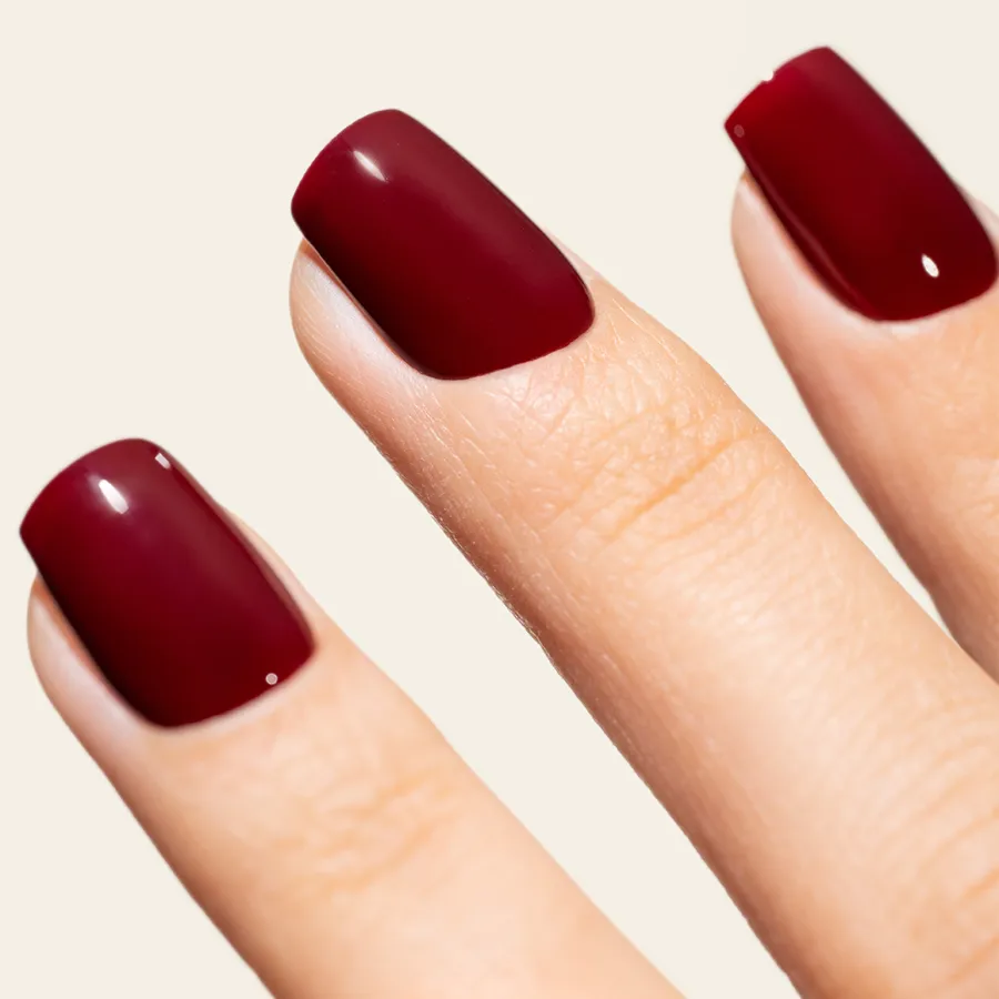 manicura profesional con esmalte semipermanente bordeaux Rosewood