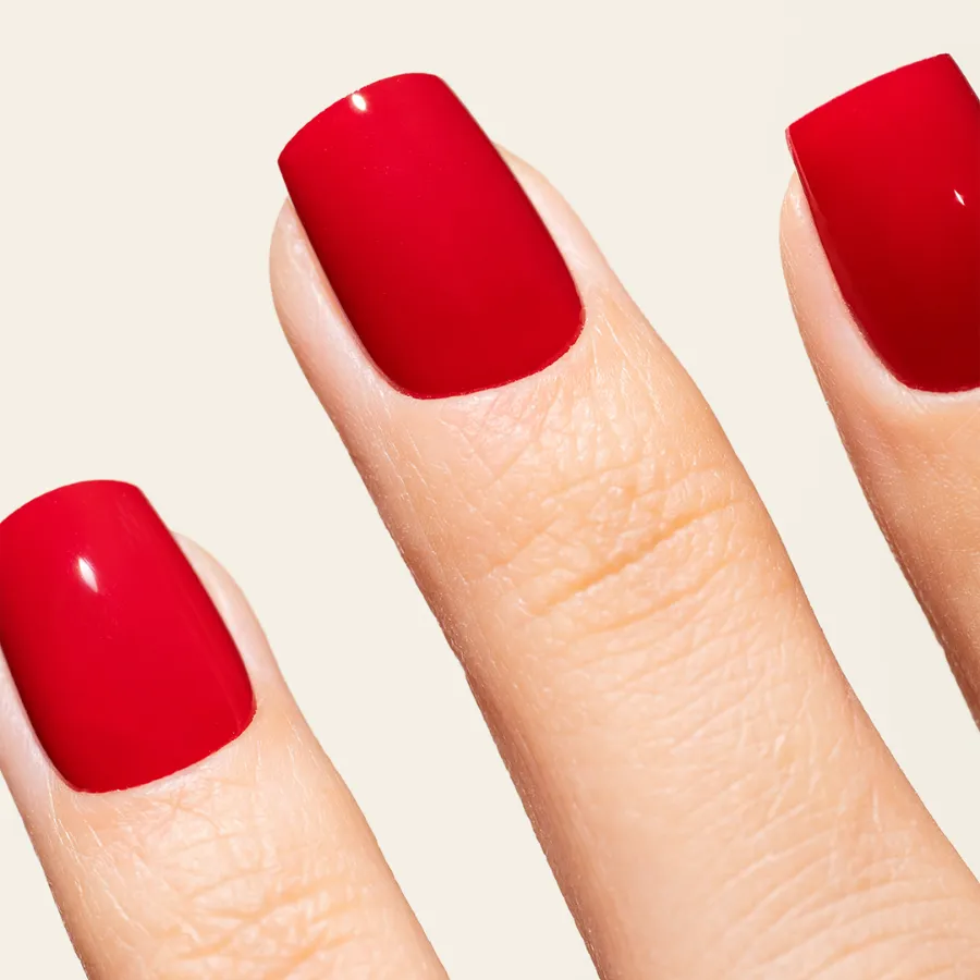 manicura profesional con esmalte semipermanente bordeaux Rouge