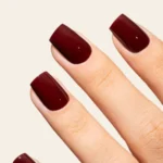 manicura profesional con esmalte semipermanente bordeaux Wine