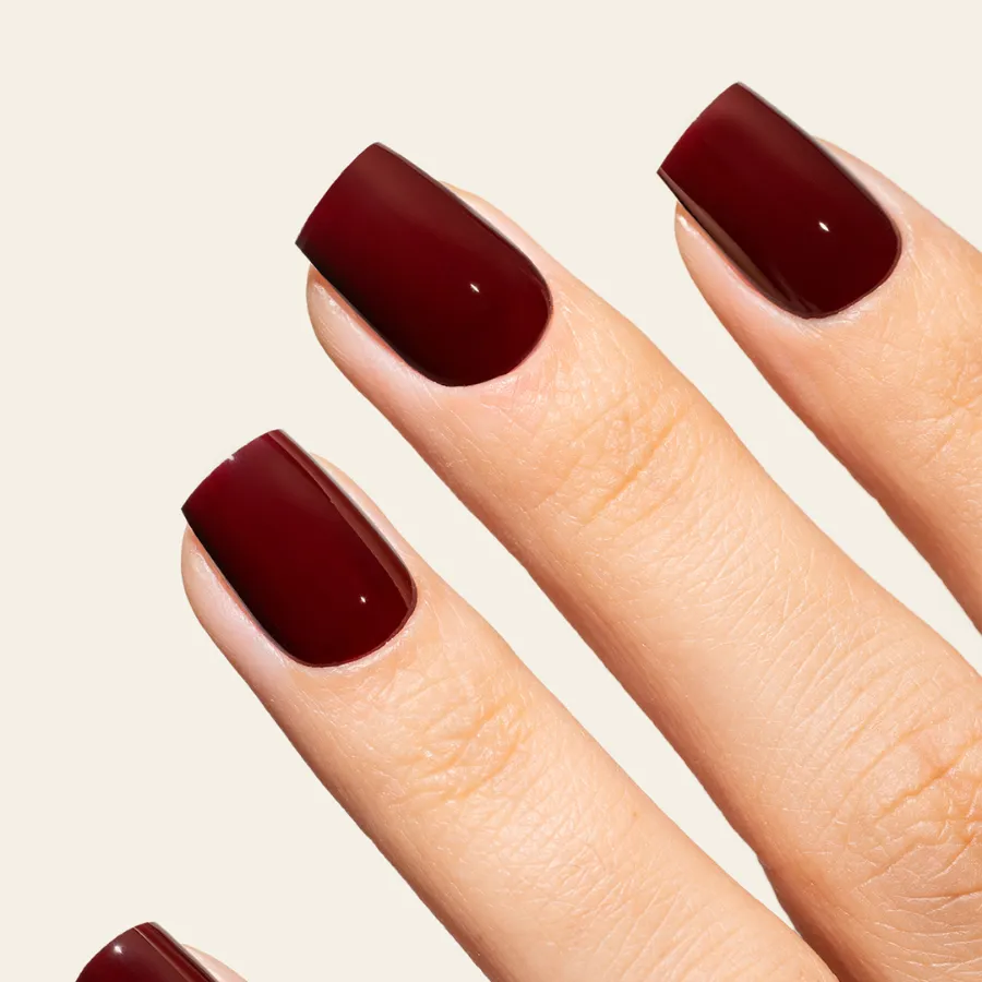 manicura profesional con esmalte semipermanente bordeaux Wine