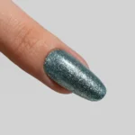 Esmalte Semipermanente Efecto Shine 004 - Microglitter Verde con partículas brillantes de glitter verde, perfecto para bases, gel o acrygel.