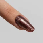 Esmalte Semipermanente Efecto Shine 006 - Microglitter Rosa, con partículas de glitter rosa que aportan un acabado brillante y luminoso, ideal para bases semipermanentes, gel o acrygel.