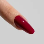 Esmalte Semipermanente HOT SUMMER Rojo burdeos oscuro en envase de 7 ml, esmalte semipermanente con alta pigmentación y brillo.