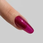 Esmalte Semipermanente HOT SUMMER malva con microglitter en envase de 7 ml, esmalte semipermanente con alta pigmentación y brillo.