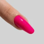 Esmalte Semipermanente HOT SUMMER Fucsia Metalizado en envase de 7 ml, esmalte semipermanente con alta pigmentación y brillo