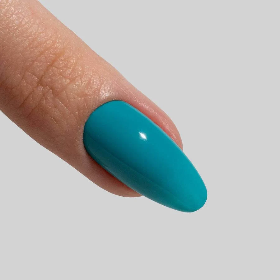 Esmalte Semipermanente Verde Marino, cobertura perfecta y brillo duradero.