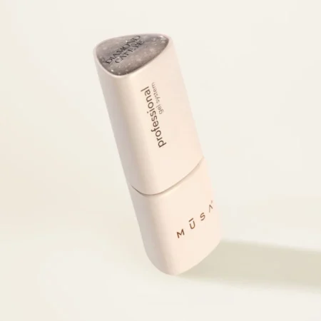 Cat Eye Diamond Gel Polish 8 ml mostrando efecto ojo de gato brillante e iridiscente en uñas