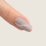 Cat Eye Diamond Gel Polish 8 ml mostrando efecto ojo de gato brillante e iridiscente en uñas