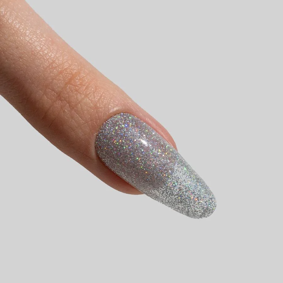 Esmalte Semipermanente 059 All Over en microglitter plata, ofreciendo un acabado brillante y deslumbrante.