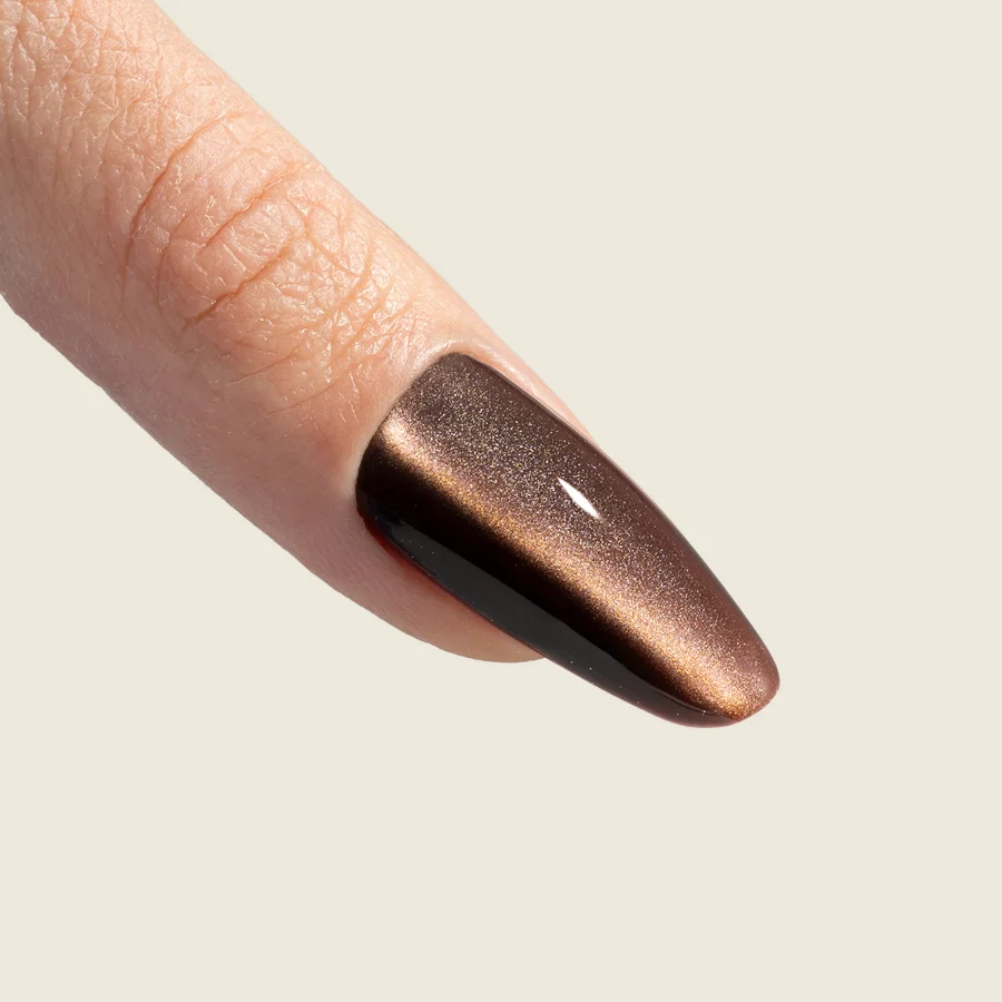 Uña con esmalte ojo de gato marrón cobrizo y reflejo magnético – Musa Nails