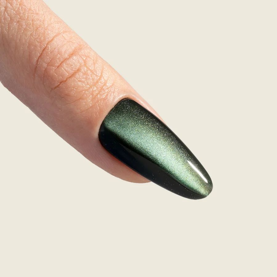 Uña con esmalte ojo de gato verde botella y reflejo magnético – Musa Nails