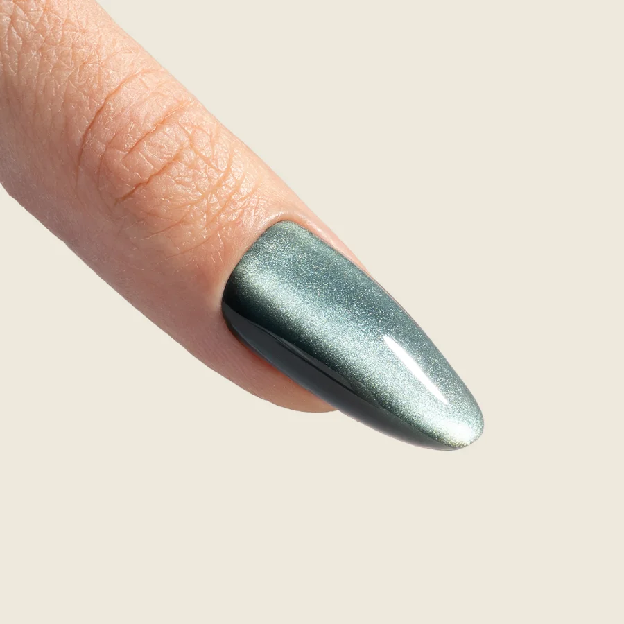 Uña con esmalte ojo de gato verde esmeralda y reflejo magnético – Musa Nails
