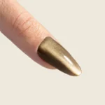 Uña con esmalte ojo de gato verde oliva y reflejo magnético – Musa Nails