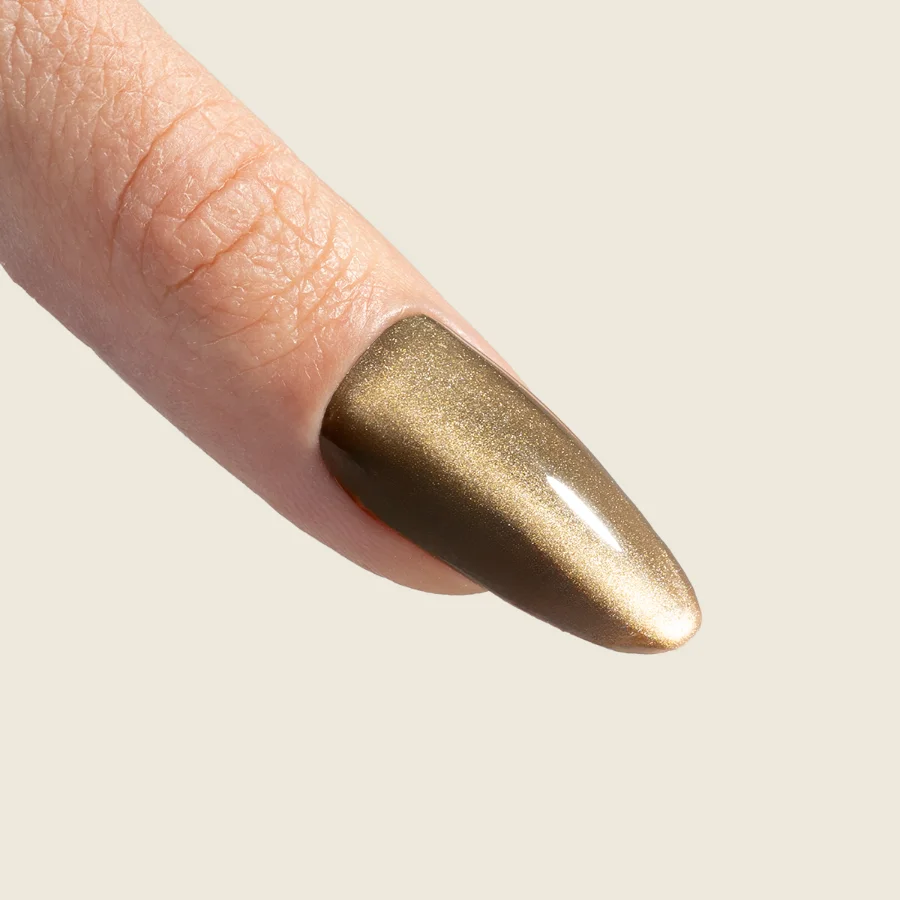 Uña con esmalte ojo de gato verde oliva y reflejo magnético – Musa Nails