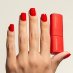 Manicura con esmalte semipermanente rojo coral anaranjado Pigmentix® Passion N11 – Musa Nails