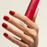 Manicura con esmalte semipermanente rojo rubí Pigmentix® Red Velvet N07 – Musa Nails