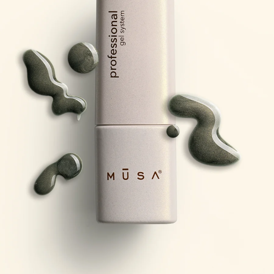 Frasco y textura del esmalte cat eye verde musgo CY10 de la colección Noor – Musa Nails