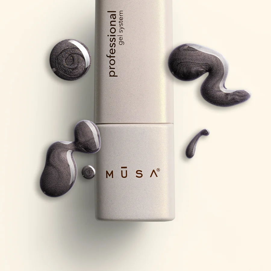 Frasco y textura del esmalte cat eye gris plomo CY18 de la colección Noor – Musa Nails