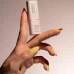 Gel semipermanente soak off amarillo mantequilla Simply MUSA SP047 aplicado en uñas, Musa Nails