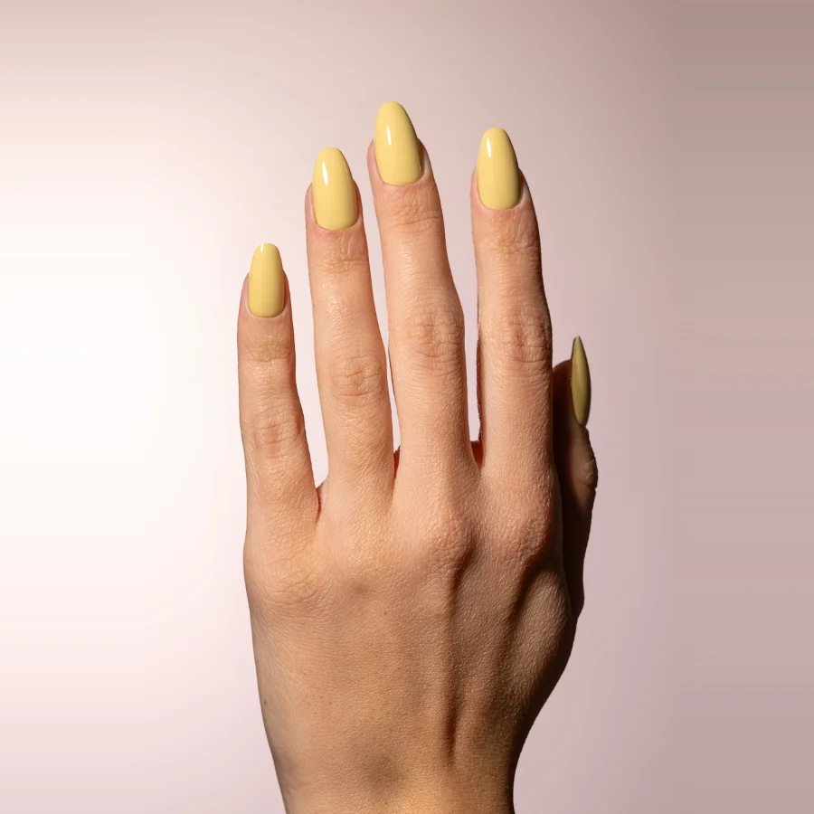 Gel semipermanente soak off amarillo mantequilla Simply MUSA SP047 aplicado en uñas, Musa Nails