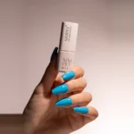 Gel semipermanente soak off azul claro Simply MUSA SP040 aplicado en uñas, Musa Nails