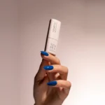 Gel semipermanente soak off azul real Simply MUSA SP039 aplicado en uñas, Musa Nails