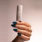 Gel semipermanente soak off azul verdoso Simply MUSA SP038 aplicado en uñas, Musa Nails
