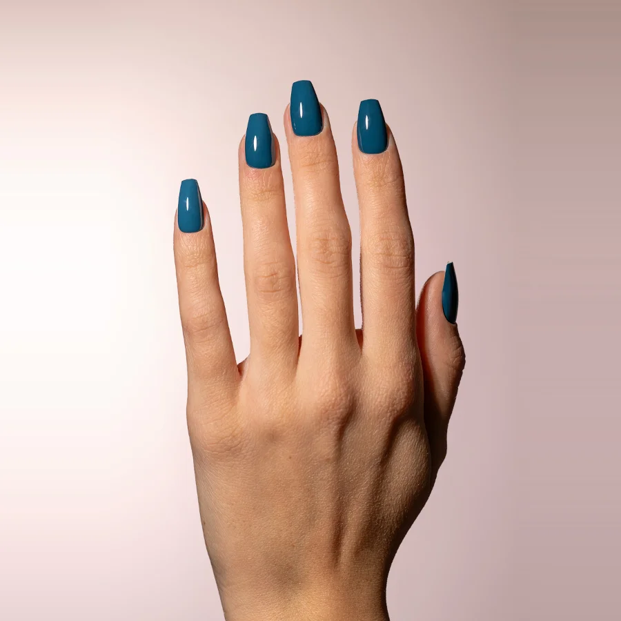 Gel semipermanente soak off azul verdoso Simply MUSA SP038 aplicado en uñas, Musa Nails